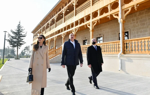 İlham Əliyev və Mehriban Əliyeva Bakıda yeni təmir olunmuş parkda - FOTO
