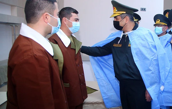Müdafiə naziri Vətən müharibəsində yaralanan hərbi qulluqçularla görüşüb - FOTO