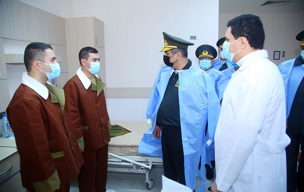 Müdafiə naziri Vətən müharibəsində yaralanan hərbi qulluqçularla görüşüb - FOTO