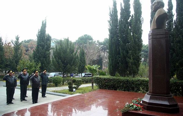 Müdafiə naziri Vətən müharibəsində yaralanan hərbi qulluqçularla görüşüb - FOTO