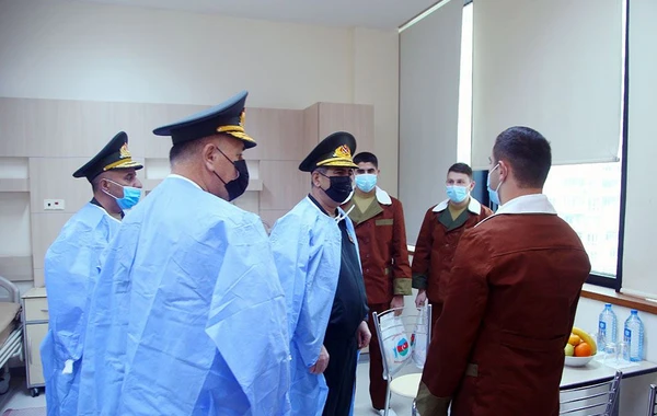 В праздничный день руководство Министерства обороны посетило военный госпиталь - ФОТО