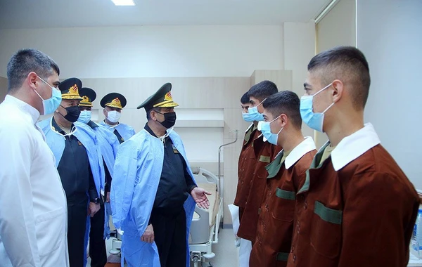 В праздничный день руководство Министерства обороны посетило военный госпиталь - ФОТО