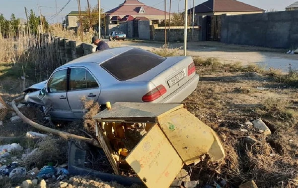 Sabirabadda avtomobil qaz xəttinə çırpılıb, sürücü ölüb