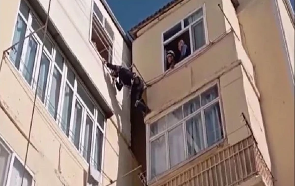 Sumqayıtda beşinci mərtəbədə köməksiz qalan uşaq xilas edildi - ANBAAN VİDEO