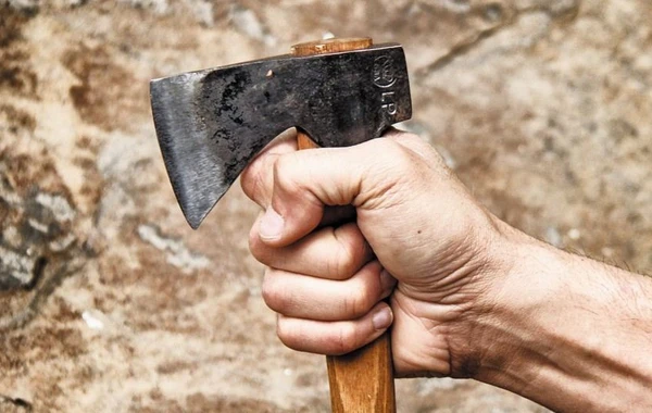 Bakıda arvadını balta və bıçaqla qətlə yetirən kişi tutulub
