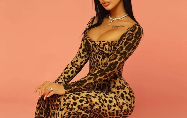 Azərbaycanlı modelin 248 minlik boyunbağısı müzakirələrə səbəb oldu - FOTO