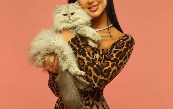 Azərbaycanlı modelin 248 minlik boyunbağısı müzakirələrə səbəb oldu - FOTO