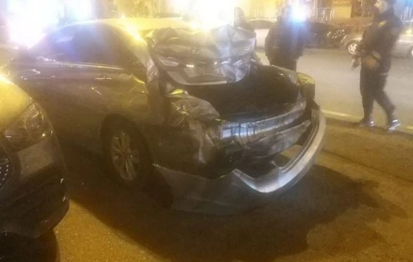 Bakıda kəsişmədən keçən avtomobil 2 maşına çırpılıb - FOTO