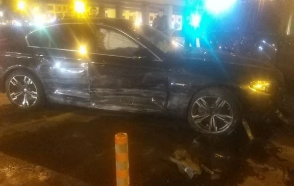 Bakıda kəsişmədən keçən avtomobil 2 maşına çırpılıb - FOTO