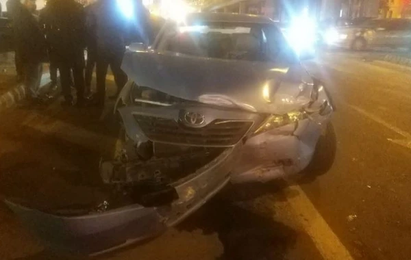 Bakıda kəsişmədən keçən avtomobil 2 maşına çırpılıb - FOTO