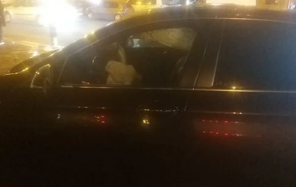 Bakıda kəsişmədən keçən avtomobil 2 maşına çırpılıb - FOTO