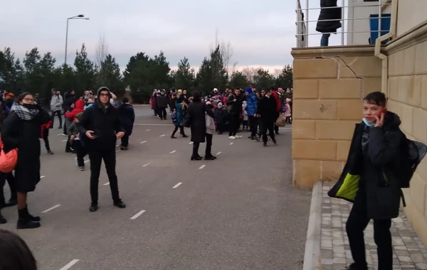 Пожар в бакинской школе: учащиеся эвакуированы - ВИДЕО