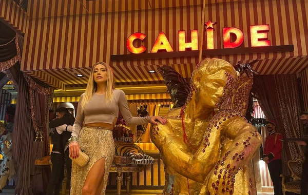 Röya artıq çəkisi ilə diqqət çəkdi - FOTO