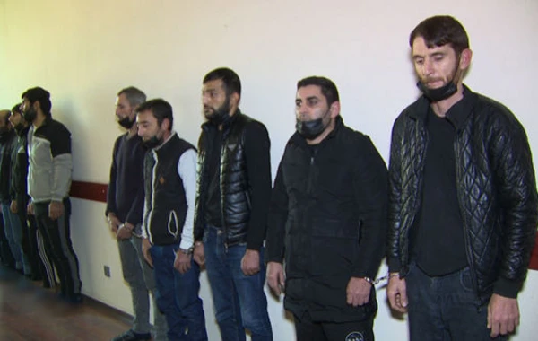 Bakıda hədə-qorxu gələrək insanlara heroin satdıran şəxs ƏLƏ KEÇDİ - FOTO/VİDEO