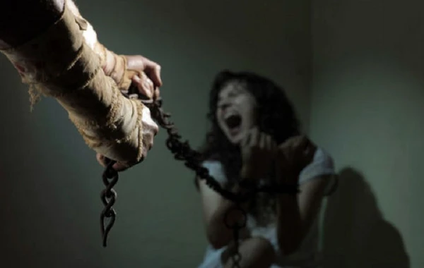 Bərdədə şok olay: Qadın evində saxladığı kişi ilə qızını zəncirlədi - TƏFƏRRÜAT