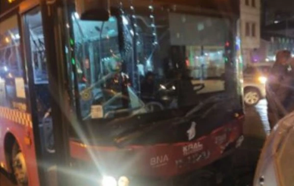 Bakıda sərnişin avtobusu "Prius” ilə toqquşdu, xəsarət alan var - FOTO