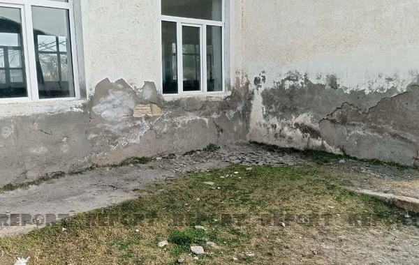Ucarda məktəbin tavanı dərs zamanı uçub