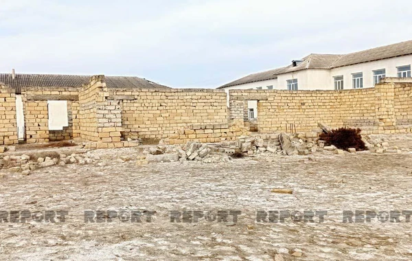 Ucarda məktəbin tavanı dərs zamanı uçub