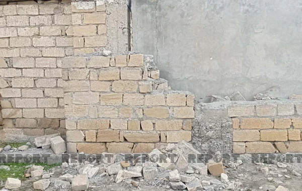 Ucarda məktəbin tavanı dərs zamanı uçub