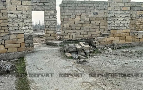 Ucarda məktəbin tavanı dərs zamanı uçub