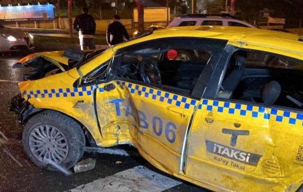 Azərbaycanlı sürücü İstanbulda lüks avtomobildə ağır qəza törətdi - VİDEO/FOTO
