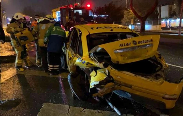 Azərbaycanlı sürücü İstanbulda lüks avtomobildə ağır qəza törətdi - VİDEO/FOTO