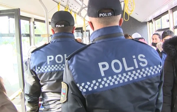 Polis avtobusda sərnişinləri cərimələdi - VİDEO