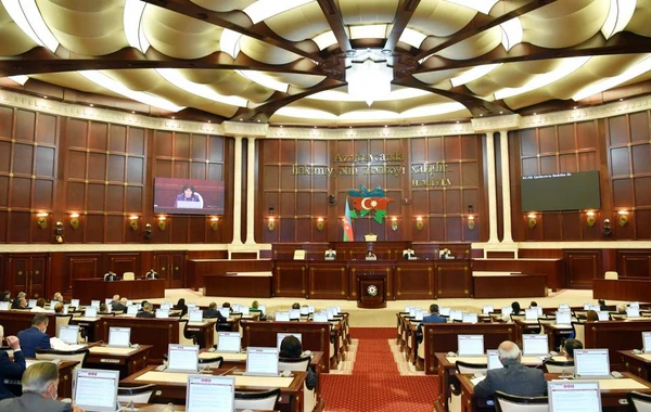 Milli Məclisin deputatları tətildən qayıdıb