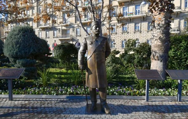Hacı Zeynalabdin Tağıyevin heykəlinə zərər vuran şəxslər - FOTO