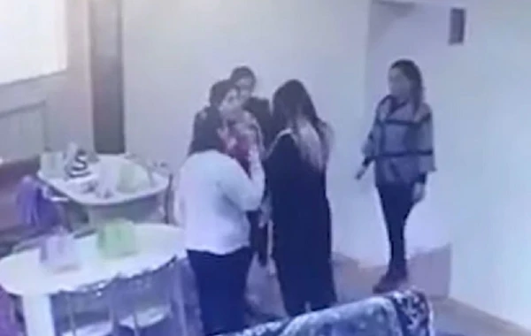 В Баку уволена воспитатель детского дома, устроившая драку с родителем - ВИДЕО