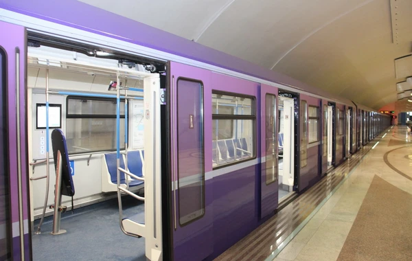 В бакинском метро возникла техническая неисправность в поезде