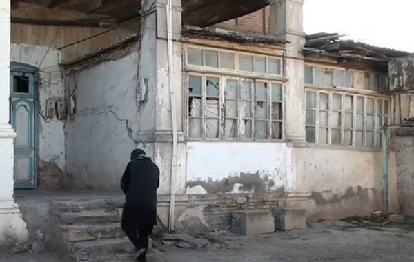 90-летнее здание может обрушиться в любой момент - ВИДЕО