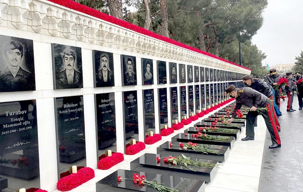 Müdafiə Nazirliyinin rəhbərliyi Şəhidlər xiyabanını ziyarət edib