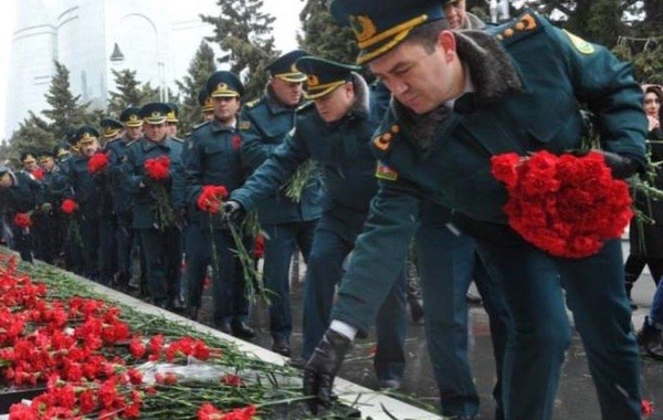 DSX rəhbərliyi Şəhidlər xiyabanını ziyarət edib