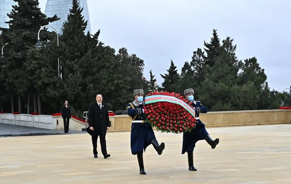 Ильхам Алиев и Мехрибан Алиева посетили Аллею шехидов - ВИДЕО