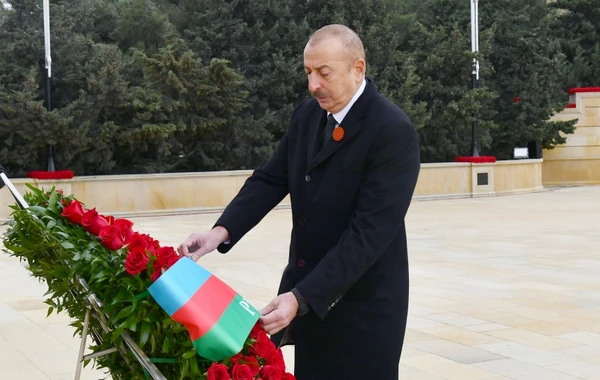Ильхам Алиев и Мехрибан Алиева посетили Аллею шехидов - ВИДЕО