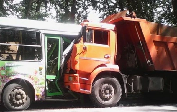 Sərnişin avtobusu “KamAZ”la toqquşdu, xəsarət alan var - YENİLƏNİB