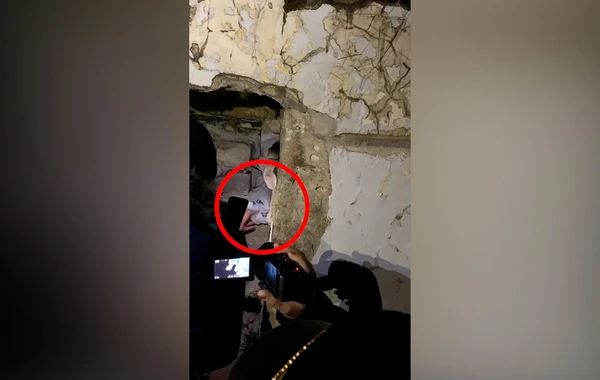 Bakıda restoranda telefon oğurluğu anbaan kameraya düşdü - VİDEO