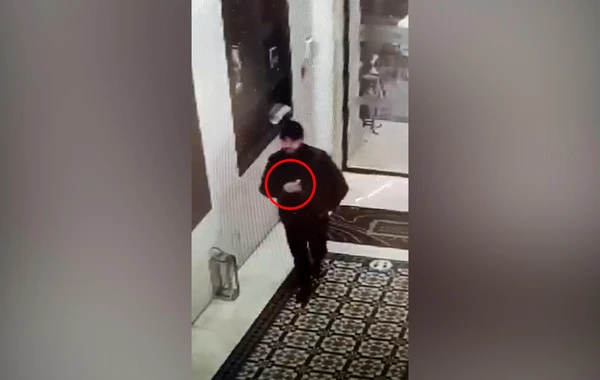 Bakıda restoranda telefon oğurluğu anbaan kameraya düşdü - VİDEO