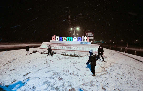 Antalyaya 29 ildən sonra qar yağdı - FOTO