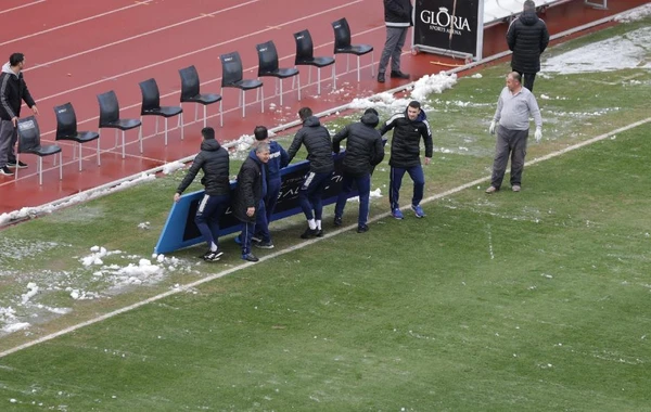 Meydançanı qardan Qurban Qurbanovla futbolçular təmizlədi - FOTO