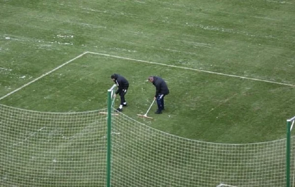 Meydançanı qardan Qurban Qurbanovla futbolçular təmizlədi - FOTO
