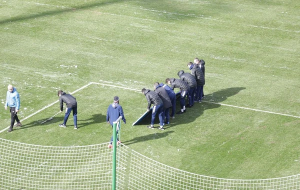Meydançanı qardan Qurban Qurbanovla futbolçular təmizlədi - FOTO