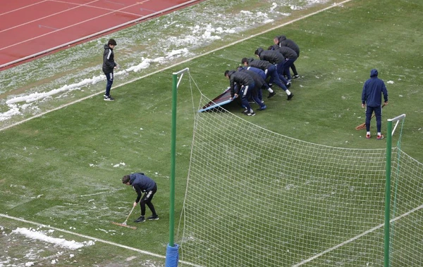 Meydançanı qardan Qurban Qurbanovla futbolçular təmizlədi - FOTO