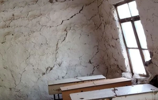 В школе в Джалилабадском районе обрушился потолок - ФОТО