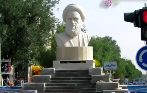 İranda Xomeyninin heykəli dağıdıldı - VİDEO