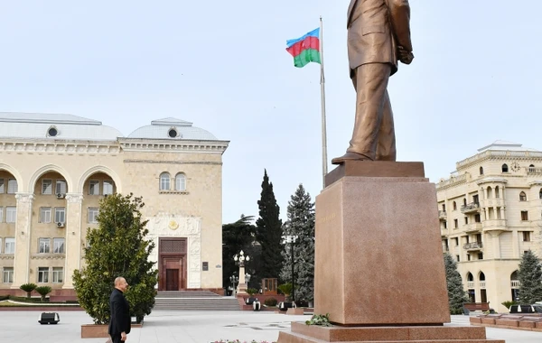 Ильхам Алиев посетил памятник общенациональному лидеру Гейдару Алиеву в Гяндже - ФОТО