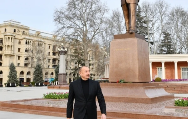 Ильхам Алиев посетил памятник общенациональному лидеру Гейдару Алиеву в Гяндже - ФОТО