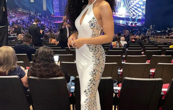 31 yaşlı model özünü 60-cı mərtəbədən atdı - FOTO