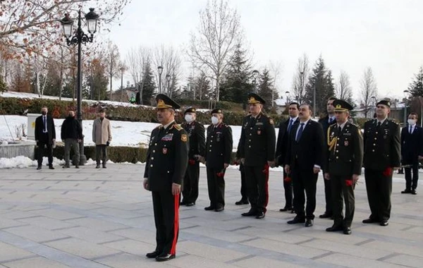 Закир Гасанов посетил памятник общенациональному лидеру в Анкаре - ФОТО